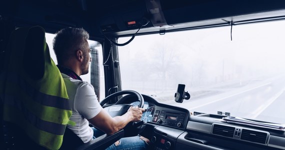 Nawet 150 tysięcy kierowców ciężarówek brakuje obecnie w Polsce, a w Europie czterystu tysięcy. To wniosek z najnowszych danych organizacji transportowych. Jedną z przyczyn jest to, że wielu ukraińskich kierowców wyjechało w ostatnich miesiącach z Polski, a także to, że koszty uzyskania uprawnień są wysokie.