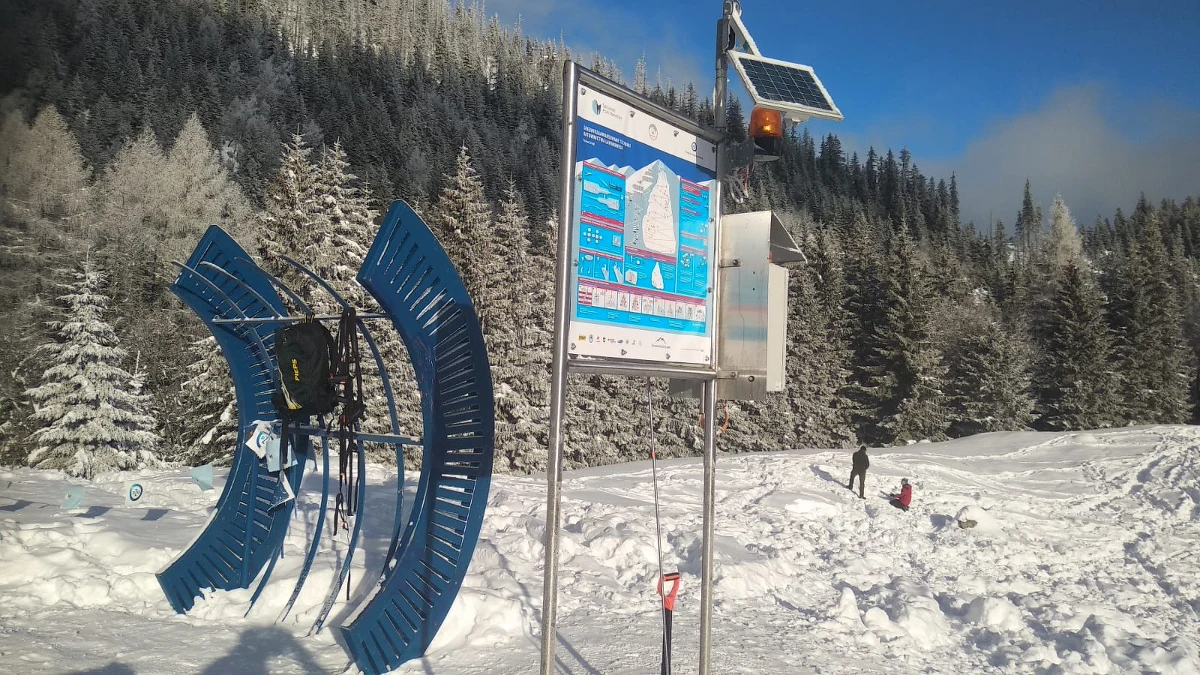 ​Jak co roku Tatrzański Park Narodowy organizuje Lawinowe ABC. W ramach akcji na Kalatówkach działa otwarte Lawinowe Centrum Treningowe PZU, gdzie może przyjść każdy i z pomocą własnego zestawu lawinowego potrenować poszukiwanie zasypanych pod śniegiem.