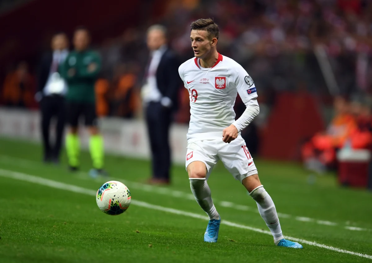 Jak informuje Feyenoordem Rotterdam, Sebastian Szymański w ostatnim meczu ligowym nabawił się kontuzji kolana. Uraz wykluczy z gry reprezentanta Polski na najbliższych kilka tygodni – podał klub. Nie jest pewne czy Polak zdąży wyleczyć uraz przed marcowymi meczami reprezentacji Polski w eliminacjach mistrzostw Europy. Biało-czerwoni w pierwszym meczu pod wodzą nowego selekcjonera Fernando Santosa zmierzą się 24 marca w Pradze z Czechami, a trzy dni później w Polsce z Albanią. 