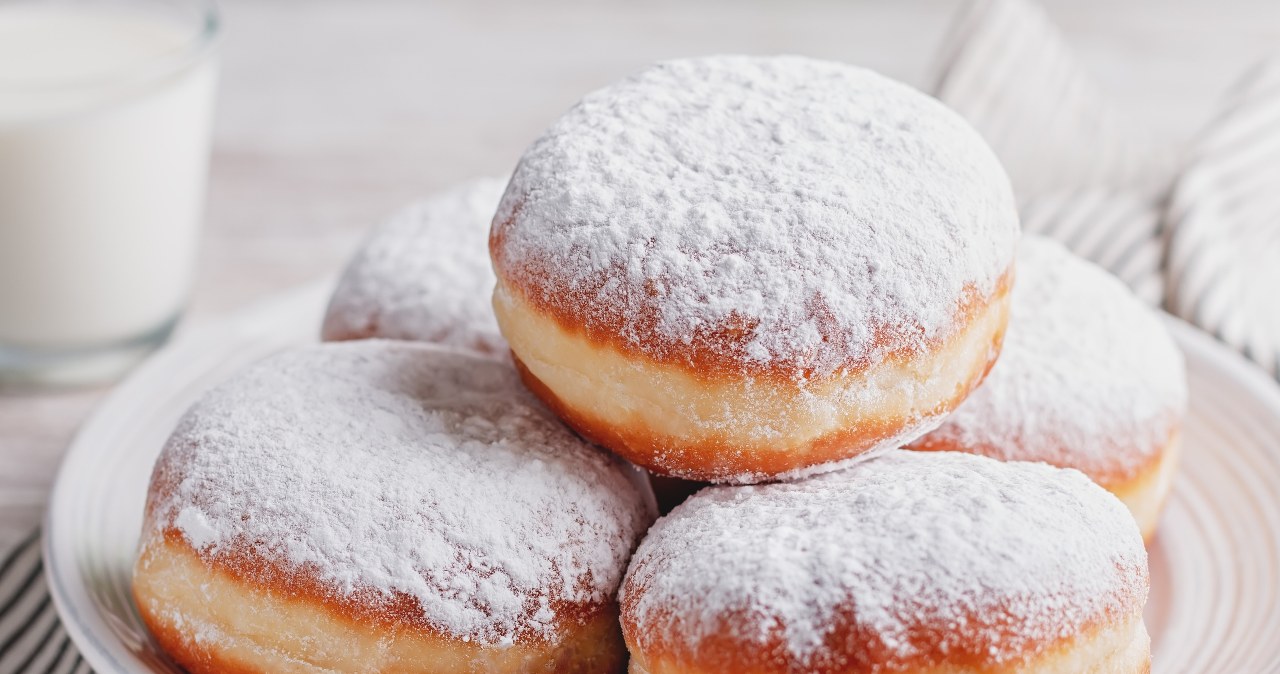 Ewa Wachowicz dodaje do ciasta. Lepszych pączków nie jadłeś