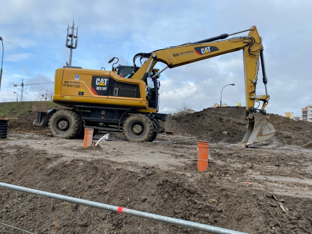 W 2026 roku mieszkańcy Warszawy mają dojechać do ostatniej planowanej stacji II linii metra. Taką datę podaje prezydent stolicy Rafał Trzaskowski i potwierdza, że mimo prowadzonych negocjacji finansowych z wykonawcą, metro dojedzie do stacji Karolin. Trwają przygotowania do rozpoczęcia budowy, a to oznacza utrudnienia komunikacyjne dla mieszkańców Bemowa. 