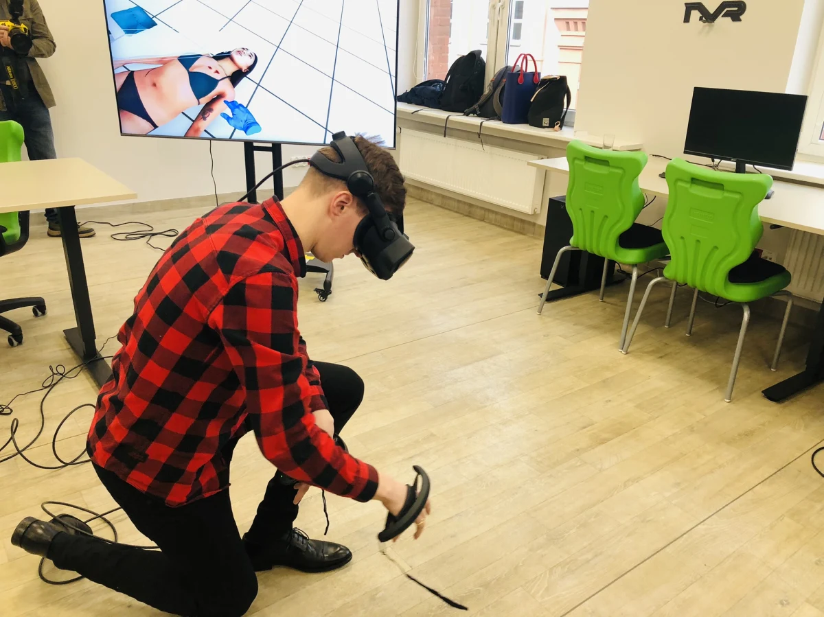 Prawdziwe, choć wirtualne, zabezpieczanie śladów kryminalistycznych. Takie możliwości dostają studenci Wyższej Szkoły Biznesu i Nauk o Zdrowiu w Łodzi. Na uczelni właśnie zaczyna działać pracownia VR, która pozwoli praktycznie, w goglach VR uczyć żaków kryminologii i prawa.