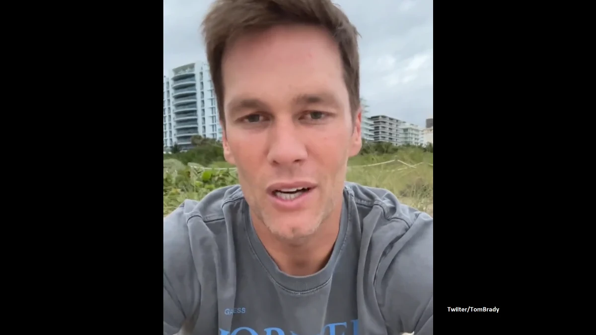 Tom Brady, najbardziej utytułowany zawodnik w historii ligi futbolu amerykańskiego NFL, ogłosił zakończenie sportowej kariery. 45-latek jest jedynym graczem, który siedmiokrotnie wygrał Super Bowl i pięciokrotnie zostawał najbardziej wartościowym uczestnikiem (MVP) finału. Pożegnanie z zawodowym graniem nie oznacza wcale, że Brady rozstanie się z ukochanym sportem na dobre. Teraz będzie ekspertem telewizji Fox Sports.