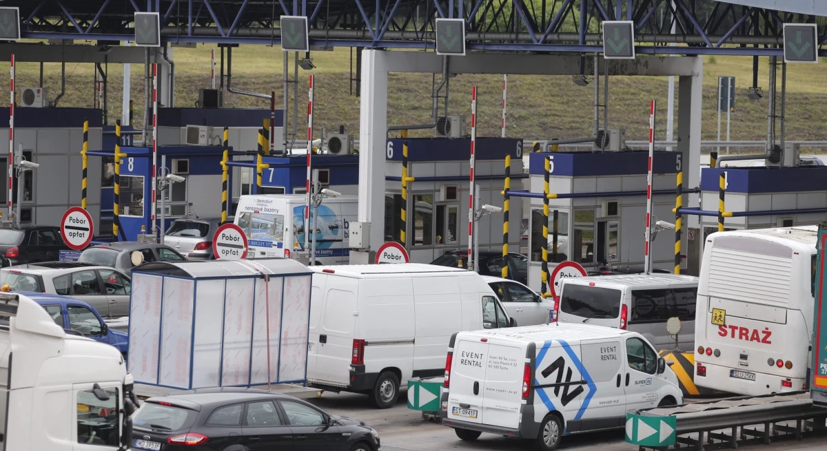 ​Urząd Ochrony Konkurencji i Konsumentów wszczął postępowanie wyjaśniające w sprawie podwyżek opłat na autostradzie A4. To efekt porannej rozmowy 7 pytań o 07:07 w Radiu RMF24. Wczoraj informowaliśmy, że od 3 kwietnia kierowców czekają kolejne już podwyżki - dla aut osobowych będzie to 15 zł na każdej bramce.