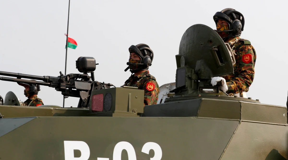 Rządząca w Birmie junta wojskowa przedłużyła o sześć miesięcy na terenie całego kraju stan wyjątkowy, który obowiązuje od 1 lutego 2021 roku, gdy w kraju tym dokonano przewrotu i obalono demokratycznie wybrany rząd Narodowej Ligi na rzecz Demokracji (NLD). 