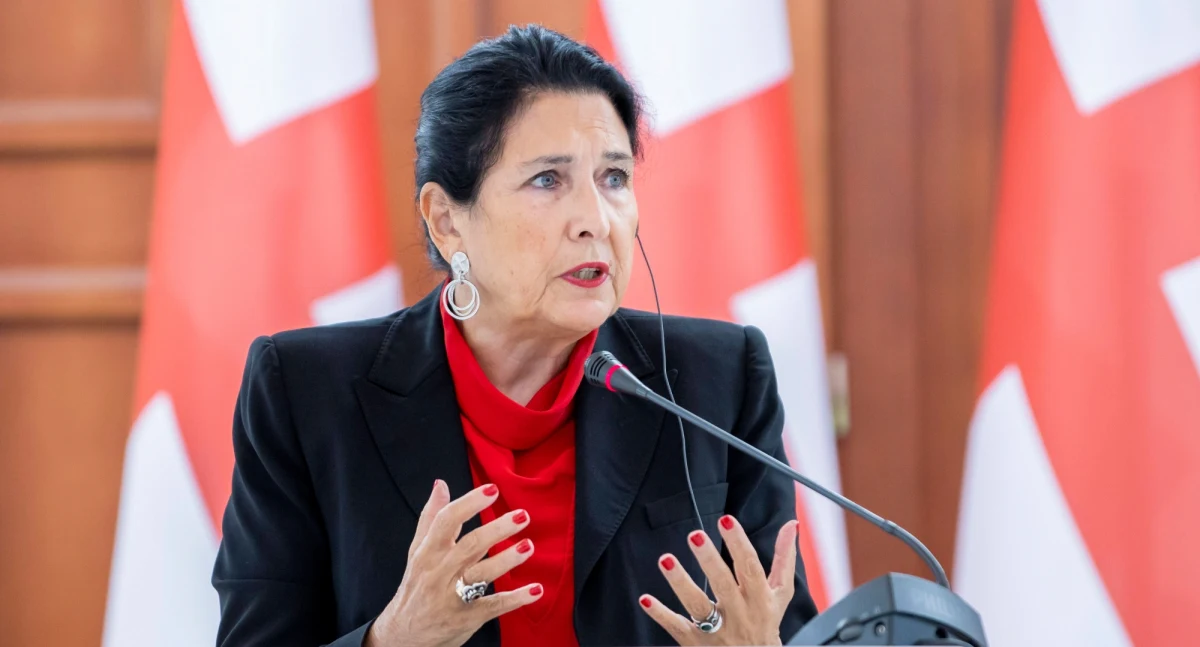 ​Przyszły traktat pokojowy, który zostanie zawarty po wojnie na Ukrainie, powinien zawierać klauzulę o wycofaniu wojsk rosyjskich z Abchazji i Osetii Południowej - powiedziała prezydent Gruzji Salome Zurabiszwili w rozmowie z Bloombergiem.