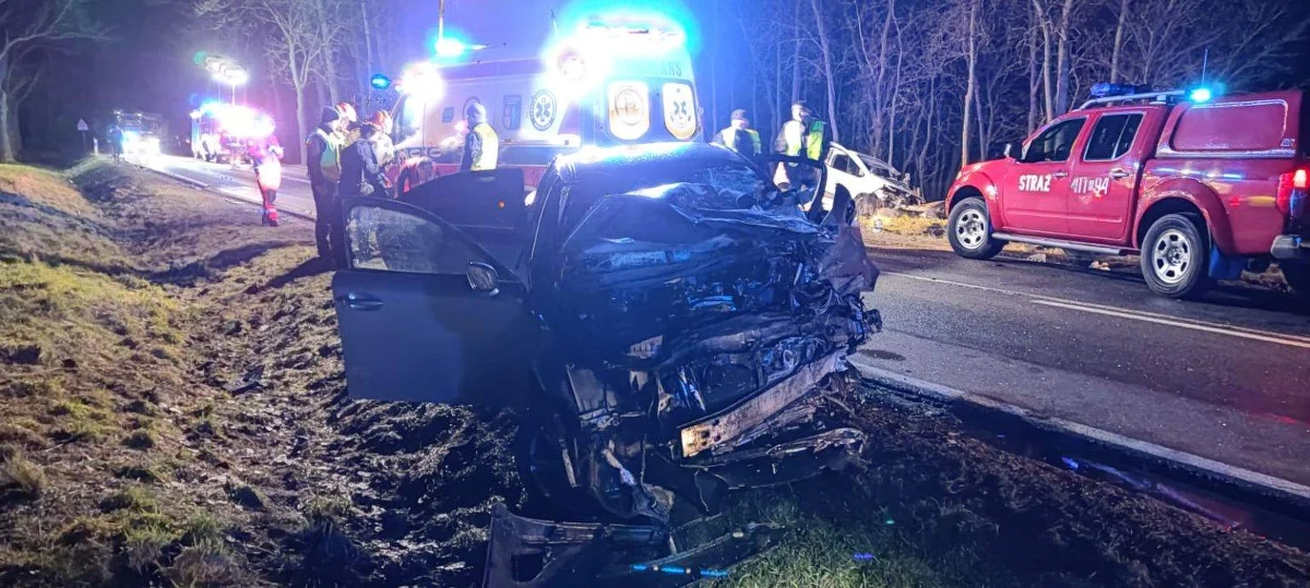 Około 3,5-roczne dziecko poniosło śmierć, a dwie osoby trafiły do szpitala w wyniku wypadku samochodowego, do którego doszło w środę wieczorem na drodze krajowej nr 19 w okolicach miejscowości Dziecinne w województwie podlaskim. Zderzyły się tam trzy auta.