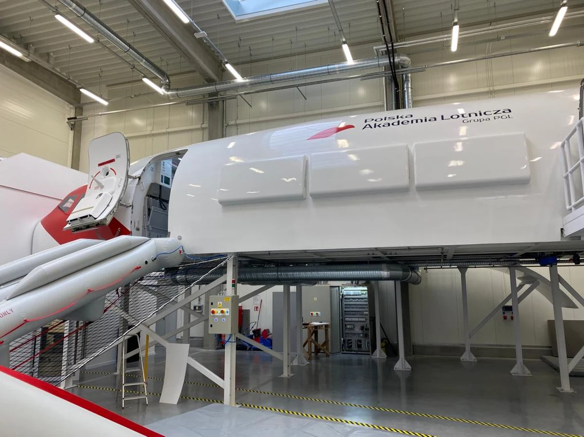 W Warszawie otwarto pierwsze w Polsce Centrum Symulatorowe dla Załóg Pokładowych. To ośrodek szkoleniowy prowadzony przez Polską Akademię Lotniczą. Pracownicy linii lotniczych będą trenować w nim procedury awaryjne, związane np. z wybuchem pożaru na pokładzie, zasłabnięciem pilota czy awaryjnym lądowaniem. By odwzorować realia, w symulatorze zbudowanym na bazie fragmentu kadłuba Boeinga 737 Max zastosowano efekty specjalne w postaci dźwięku, zadymienia i obrazu za oknami. Pierwsze stewardessy, stewardzi i piloci będą się w nim szkolić w połowie lutego.