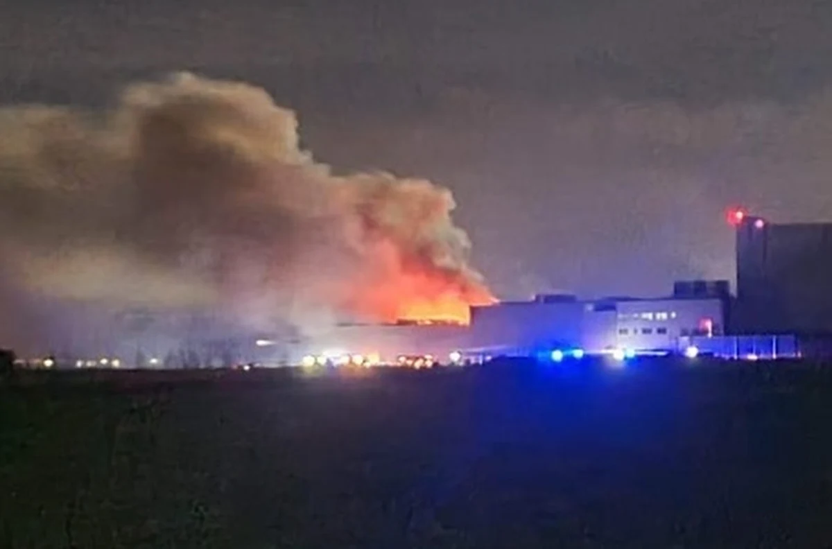 ​Pożar kompleksu budynków piekarni w miejscowości Małopole w powiecie wołomińskim na Mazowszu. Z zakładu ewakuowano około 200 pracowników. Ogień udało się ugasić przed godz. 6 rano w czwartek.