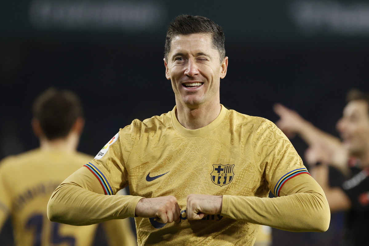 Powracający po trzymeczowej pauzie z powodów dyscyplinarnych Robert Lewandowski zdobył bramkę dla Barcelony w zaległym meczu hiszpańskiej ekstraklasy piłkarskiej. "Duma Katalonii" pokonała na wyjeździe Betis Sewilla 2:1, odnosząc czwarte zwycięstwo z rzędu.