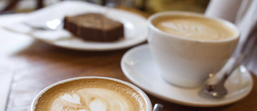 Komórki odpornościowe człowieka traktowane kombinacją polifenoli i aminokwasów pochodzących z kawy z mlekiem były dwukrotnie skuteczniejsze w zwalczaniu stanów zapalnych niż komórki, do których dodano same polifenole, a więc związki wyizolowane z ziaren kawy.