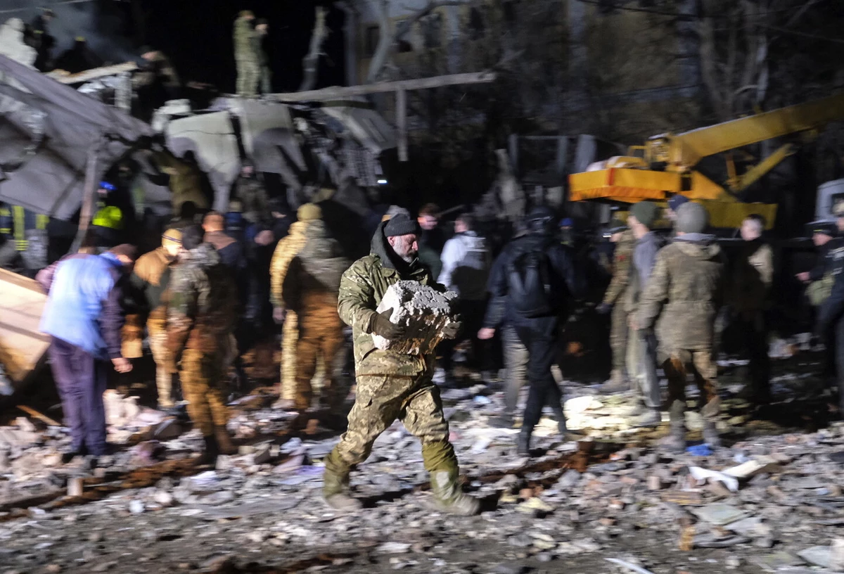 Rosyjska rakieta zniszczyła blok mieszkalny w Kramatorsku, w obwodzie donieckim na wschodzie Ukrainy. Jak poinformowały lokalne władze, zginęły co najmniej 3 osoby, a 20 zostało rannych. Trwa przeszukiwanie gruzowiska, pod którym mogą być dalsze ofiary. 