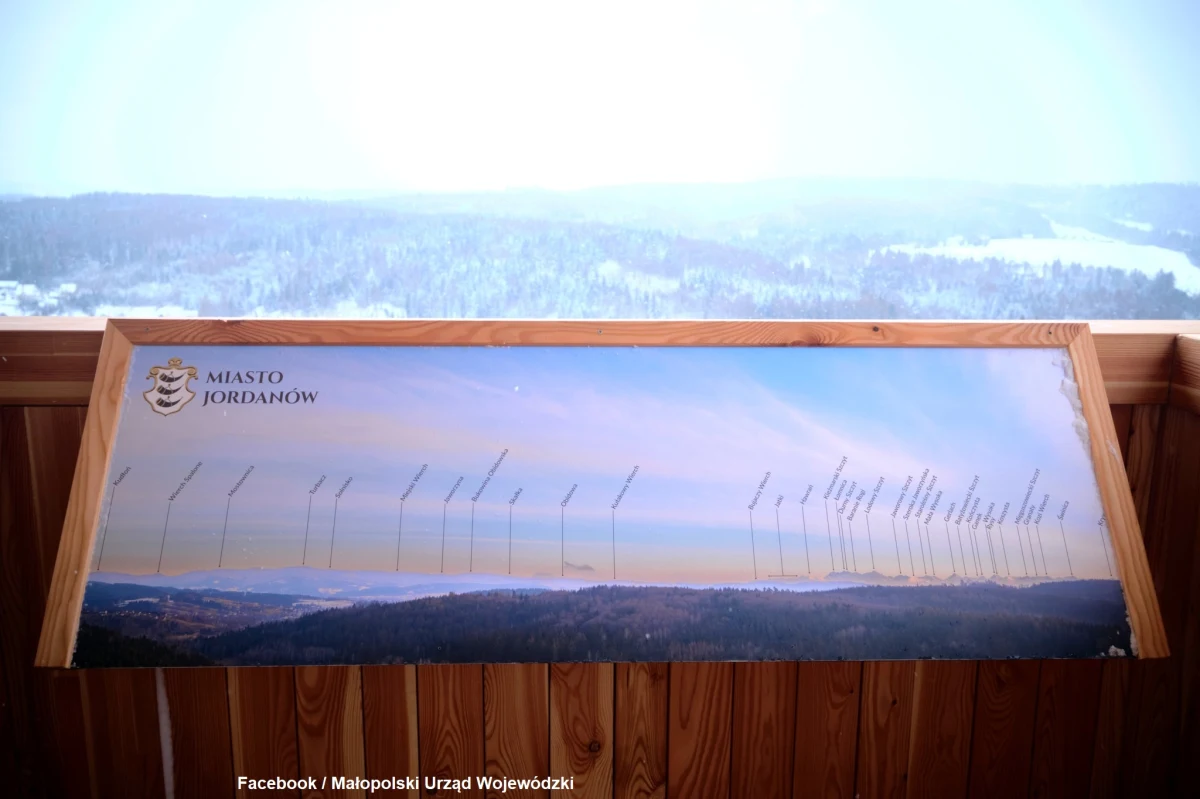Niemal 18 metrów wysokości ma drewniana wieża obserwacyjno-widokowa w Jordanowie koło Rabki-Zdroju, z której widać Beskidy, a - przy sprzyjającej pogodzie - również Tatry. Wieża jest podświetlona, wyposażona w lunetę, mapy widokowe i system kamer. Jest już otwarta.