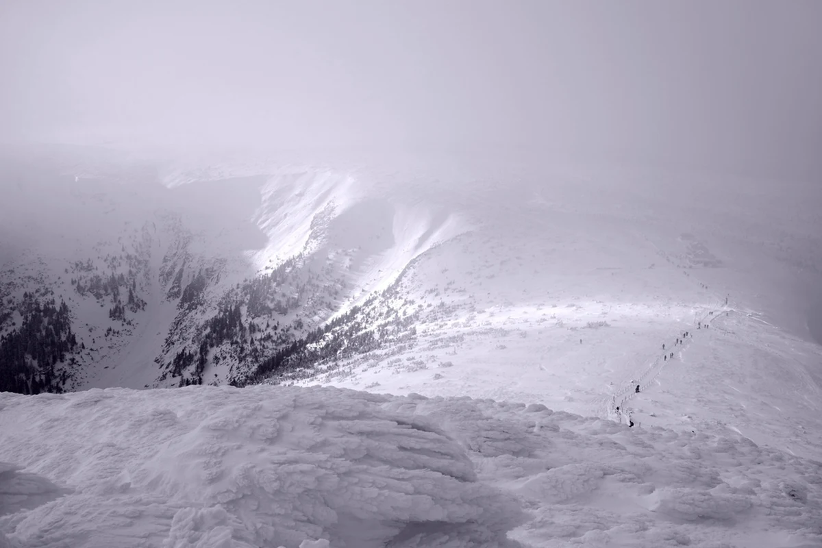 Goprowcy z Karkonoszy poinformowali o wprowadzeniu trzeciego stopnia zagrożenia lawinowego w górach. "Wyzwolenie lawiny jest możliwe nawet przy małym obciążeniu dodatkowym, w szczególności na stromych stokach wskazanych w komunikacie lawinowym" - informuje GOPR Karkonosze. Jak dodają ratownicy, "w pewnych sytuacjach duże, a w nielicznych przypadkach także bardzo duże lawiny mogą schodzić samoistnie".