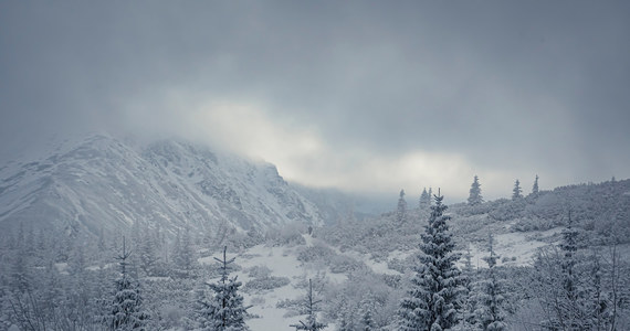 Tatrzańskie Ochotnicze Pogotowie Ratunkowe apeluje do turystów i narciarzy o zachowanie ostrożności. Ratownicy podkreślają, że w związku z utrzymującymi się opadami śniegu i silnym wiatrem, sytuacja lawinowa w Tatrach nadal będzie się pogarszała.