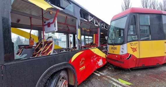 29-letnia kierująca autobusem trafiła do szpitala po zderzeniu tramwaju z miejskim autobusem w Zgierzu (woj. łódzkie). Do wypadku doszło na skrzyżowaniu ulic Łąkowej z 1 Maja, niedaleko Miejskiego Ośrodka Sportu i Rekreacji.