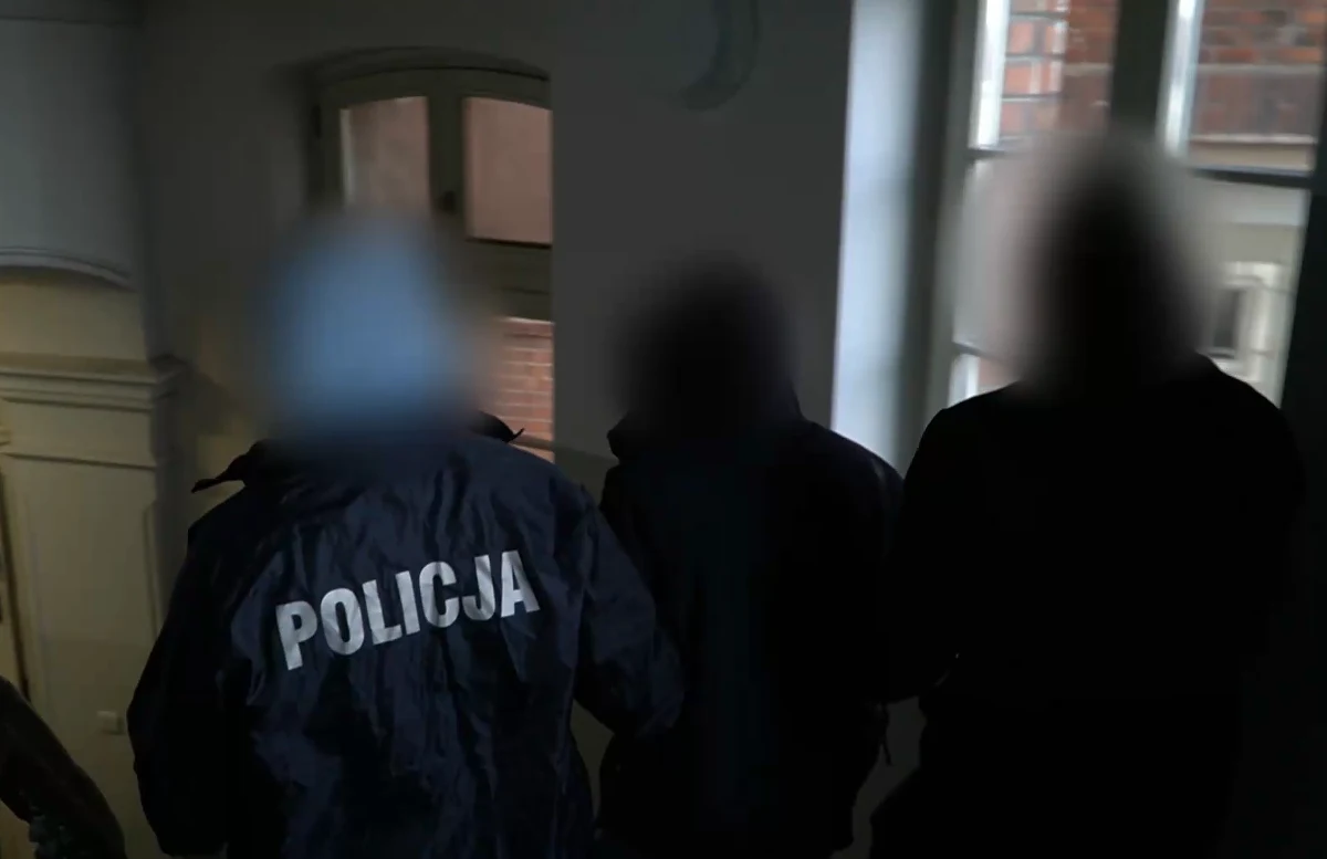 Policjanci zatrzymali 26-latka, który na początku roku obrabował jednego z jubilerów przy ulicy Dąbrowszczaków w Olsztynie. Część skradzionej biżuterii szybko udało się odzyskać, ponieważ złodziej uciekając gubił ją. Wartość strat to 13 tysięcy złotych. Mężczyźnie grozi teraz 10 lat więzienia. 