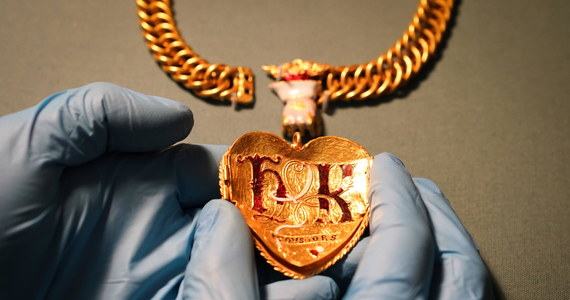 Na wystawę w Muzeum Brytyjskim trafiło ponad 1000 skarbów znalezionych w ostatnich latach. Jednym z nich jest złoty naszyjnik Tudorów, znaleziony przez poszukiwacza skarbów - hobbystę.