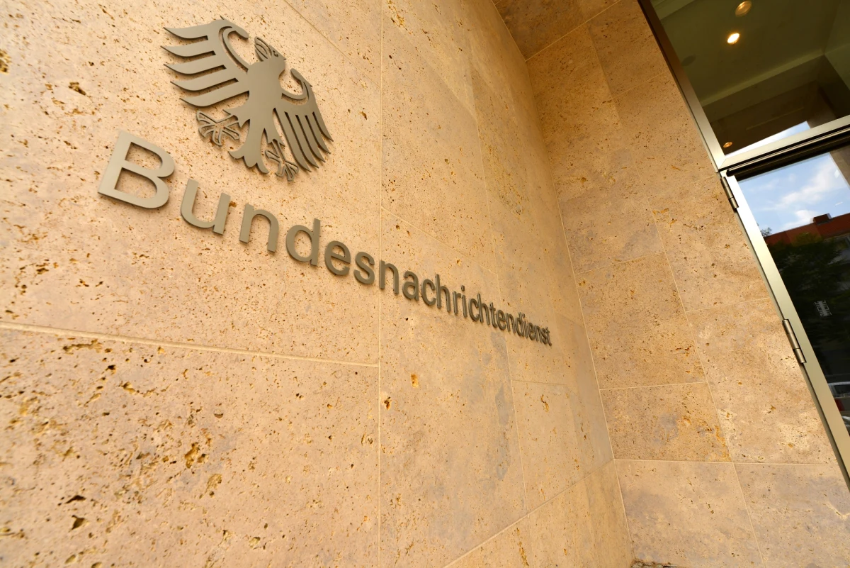 Wychodzą na jaw kolejne informacje na temat afery szpiegowskiej w niemieckim wywiadzie BND. Zatrzymany kilka dni temu wspólnik głównego podejrzanego, pracownika BND, złożył zeznania dotyczące m.in. spotkań w Moskwie, gdzie przekazywał informacje rosyjskim służbom - podał portal dziennika "Bild".
