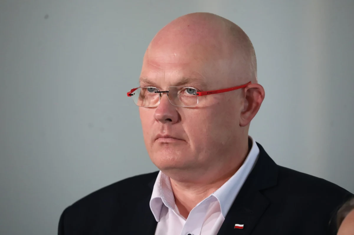 „Znowu jest to celowane ułatwienie. Dlaczego piekarze, dlaczego cukiernicy, dlaczego nie restauratorzy? W taki sposób nie doprowadzimy do zmiany sytuacji gospodarczej przedsiębiorców. Trzeba by zastosować rozwiązania, które będą korzystne dla wszystkich, a nie tylko dla celowanych grup zawodowych” – mówił poseł Polski 2050, Michał Gramatyka w Rozmowie w południe w RMF FM. Zgodnie z dzisiejszą zapowiedzią Mateusza Morawieckiego, wszystkie piekarnie i cukiernie od 1 kwietnia będą korzystać z obniżonej stawki za gaz, która ma wynosić 200,17 zł za MWh.