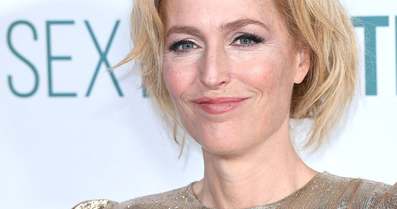 W serialu "Sex Education" Gillian Anderson zagrała ekstrawagancką seksuolog Jean Milburn, matkę głównego bohatera. Najwyraźniej nie radzi sobie z wyjściem z tej roli... Właśnie ogłosiła, że przygotowuje książkę o kobiecych fantazjach erotycznych. Aktorka prosi kobiety, by przesyłały jej listy ze swoimi fantazjami - część z nich umieści w tej publikacji. Można je nadsyłać do końca lutego.