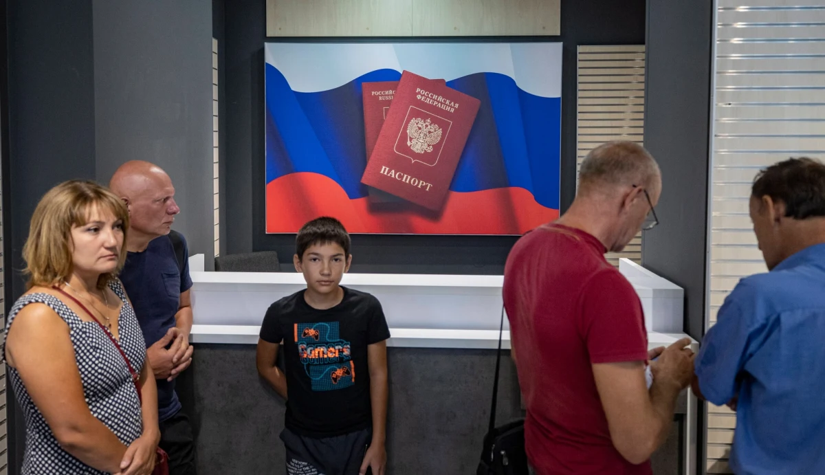 ​Rosyjska administracja usług publicznych poinformowała o wstrzymaniu przyjmowania wniosków o wydanie paszportów dziesięcioletnich. Służby tłumaczą to zwiększonym popytem i potrzebą "przywrócenia rytmu produkcji". Po rozpoczęciu się inwazji na Ukrainę, a zwłaszcza po uruchomieniu mobilizacji, Rosjanie zaczęli częściej starać się o paszporty.
