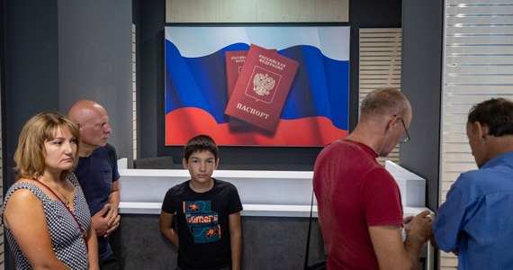 ​Rosyjska administracja usług publicznych poinformowała o wstrzymaniu przyjmowania wniosków o wydanie paszportów dziesięcioletnich. Służby tłumaczą to zwiększonym popytem i potrzebą "przywrócenia rytmu produkcji". Po rozpoczęciu się inwazji na Ukrainę, a zwłaszcza po uruchomieniu mobilizacji, Rosjanie zaczęli częściej starać się o paszporty.