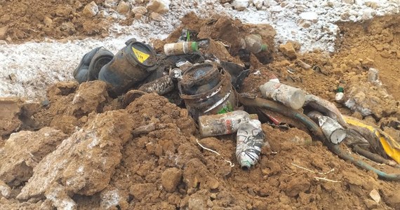 ​Jedna z firm w Dąbrowie Górniczej nielegalnie składowała odpady. Składowisko znaleźli inspektorzy Wojewódzkiego Inspektoratu Ochrony Środowiska z Katowic. Na miejscu byli też policjanci.