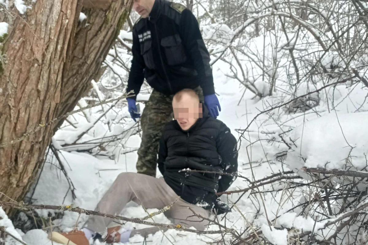 Funkcjonariusze Bieszczadzkiego Oddziału Straży Granicznej z Sanoka po pościgu zatrzymali obywatela Ukrainy, przewożącego nielegalnych imigrantów z Afganistanu i Turcji. W trakcie ucieczki przed strażnikami granicznymi przemytnik porzucił auto wraz z pasażerami i uciekł do lasu.

