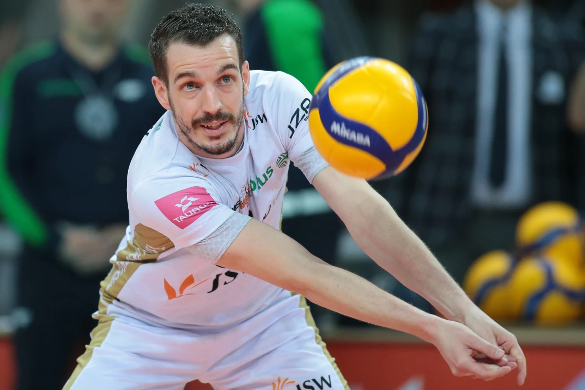 Aż jedenaście dni przerwy i pierwszy w tym sezonie ligowym wolny weekend czeka siatkarzy Jastrzębskiego Węgla. Wicelider PlusLigi powinien przygotowywać się do starcia z pierwszą w tabeli Asseco Resovią Rzeszów, ale spotkanie 23. kolejki siatkarskiej ekstraklasy zostało przełożone na marzec. Powodem jest brak dostępności hali w Rzeszowie ze względu na organizowane tam... targi ślubne.