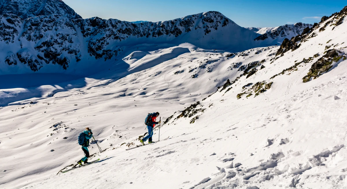 W czwartek po południu, w rejonie wschodnich zboczy Małego Kościelca lawina śnieżna przysypała turystę. Mężczyzna w stanie krytycznym został przetransportowany do zakopiańskiego szpitala przez ratowników Tatrzańskiego Ochotniczego Pogotowia Ratunkowego.