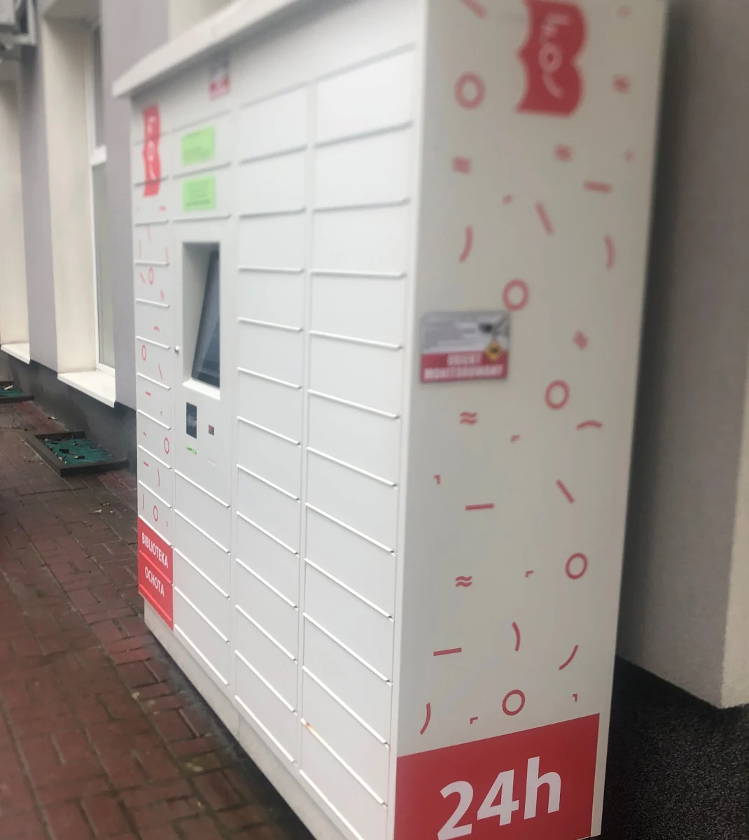 Do tej pory na terenie Warszawy stanęło 11 książkomatów. Jak się okazuje z każdym miesiącem zyskują coraz większą popularność. Czy te samoobsługowe biblioteki zastąpią w przyszłości bibliotekarzy? 