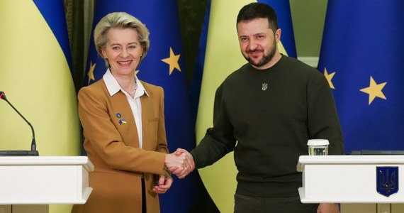 ​W 2023 r. wszelkie przeszkody na drodze do negocjacji o członkostwie Ukrainy w UE powinny być usunięte - oświadczył w czwartek prezydent tego kraju Wołodymyr Zełenski na wspólnym posiedzeniu ukraińskiego rządu i Komisji Europejskiej w Kijowie. "Robicie ogromne postępy" - powiedziała szefowa KE Ursula von der Leyen i zapowiedziała, że Unia planuje nałożenie nowych sankcji na Rosję jeszcze przed 24 lutego. 