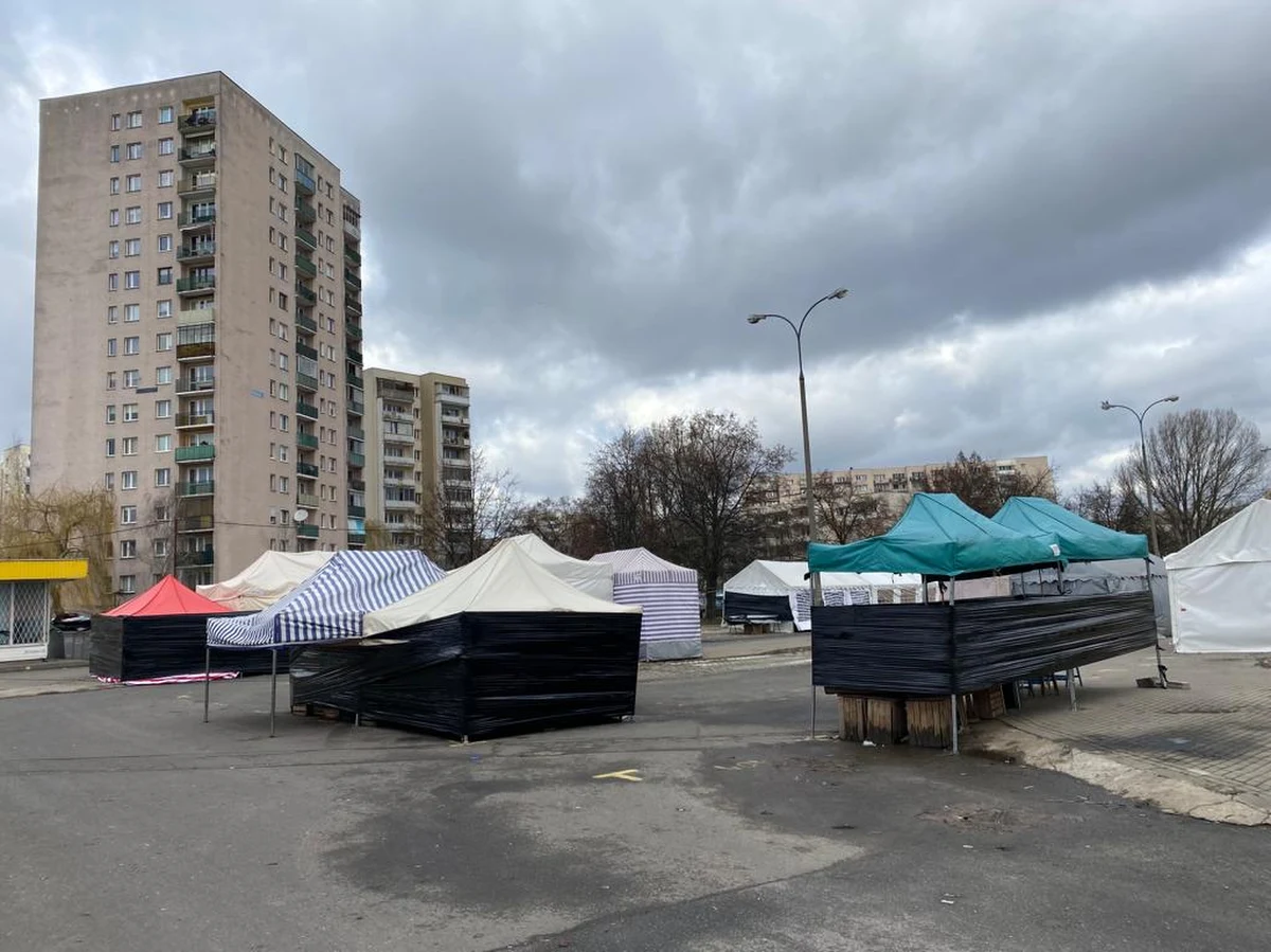 Chodzi o słynny wśród warszawiaków targ "Na Dołku", który z powodu budowy tunelu na trasie S2 został przeniesiony do innej - tymczasowej lokalizacji, na terenie dawnej pętli autobusowej. Niebawem ma jednak wrócić na swoje stare miejsce. Urząd dzielnicy zaplanował tam budowę nowoczesnego targu, choć pierwotne zapowiedzi mówiły o tym, że nad tunelem Południowej Obwodnicy Warszawy powstanie park.  