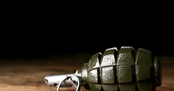 W piwnicy komisariatu policji w Chojnie (woj. zachodniopomorskie) znaleziono granat. Ewakuowanych zostało około 50 osób – poinformowała Komenda Powiatowa Policji w Gryfinie.