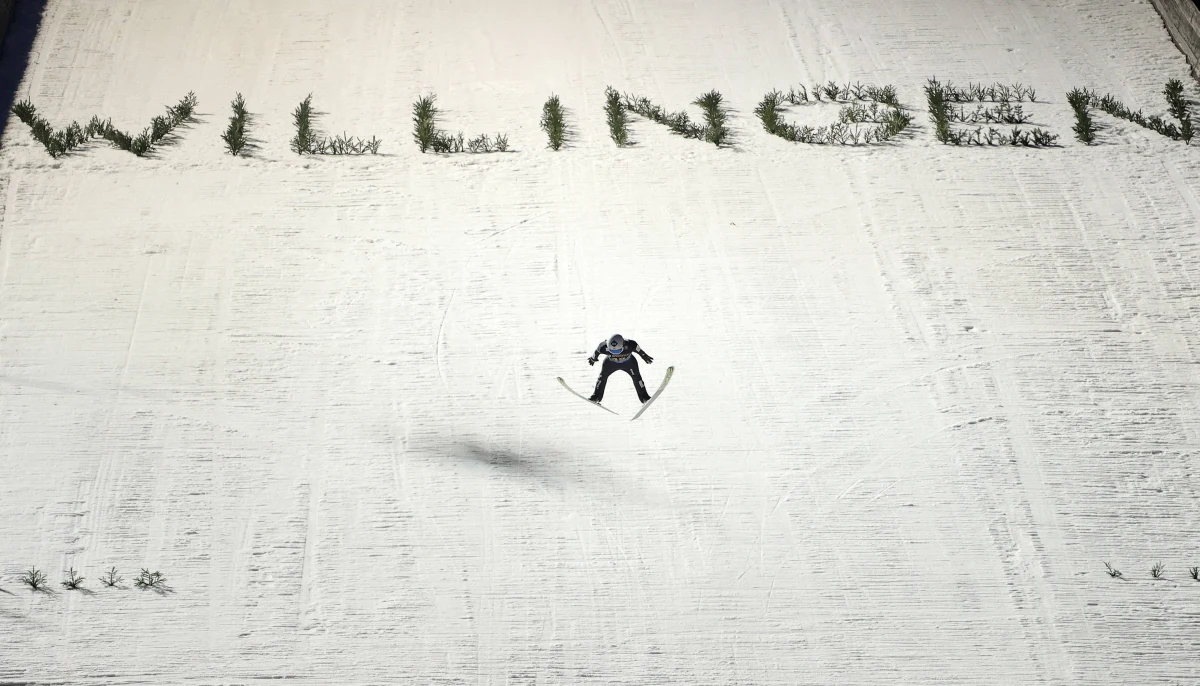 Willingen będzie w ten weekend gościć zawody Pucharu Świata w skokach narciarskich. Kojarząca się z doskonałą zabawą i tłumem publiczności niemiecka miejscowość nie miała ostatnio szczęścia do zawodów tego najbardziej prestiżowego cyklu. Teraz na trybuny wrócą kibice, a skoczkowie będą mogli rywalizować na jednej z największych skoczni, która wciąż jest obiektem do skoków a nie do lotów narciarskich.