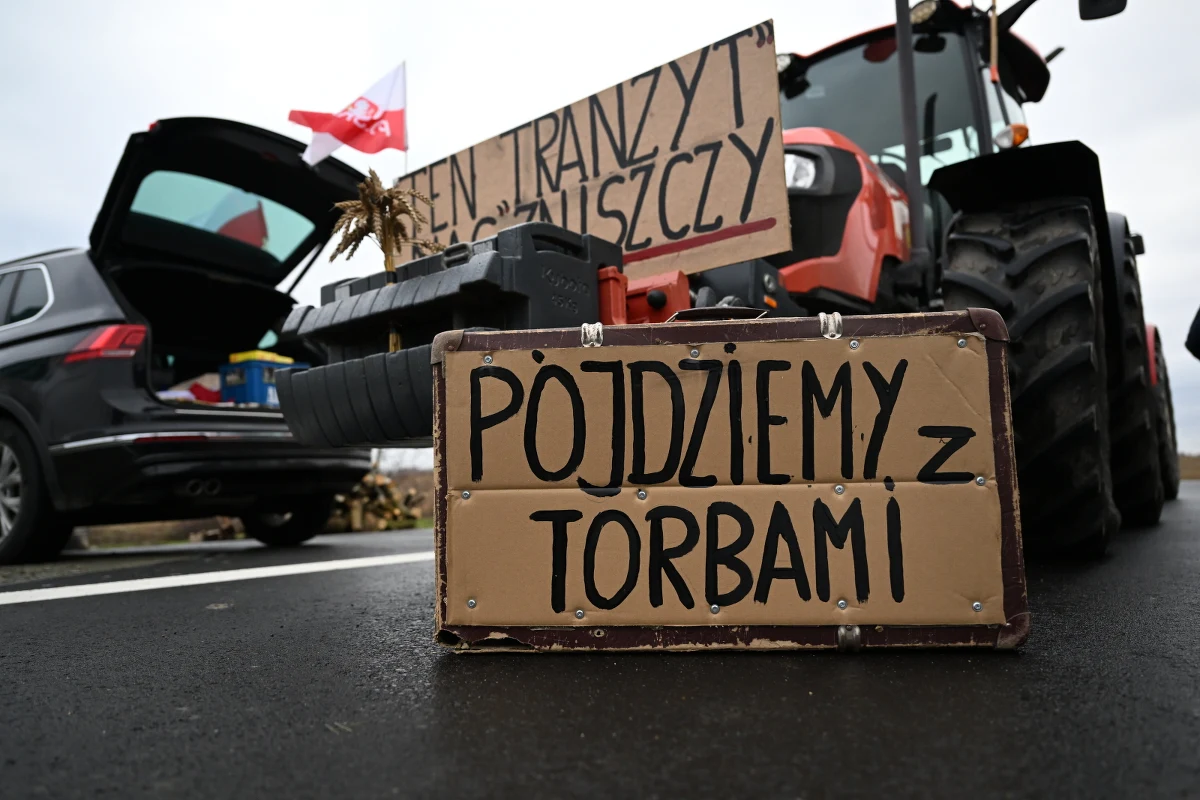 Zakończył się protest rolników na drodze prowadzącej do przejścia granicznego z Ukrainą w Medyce na Podkarpaciu. Rolnicy protestowali przeciwko importowi do kraju zboża z Ukrainy. Protest przebiegał spokojnie.
