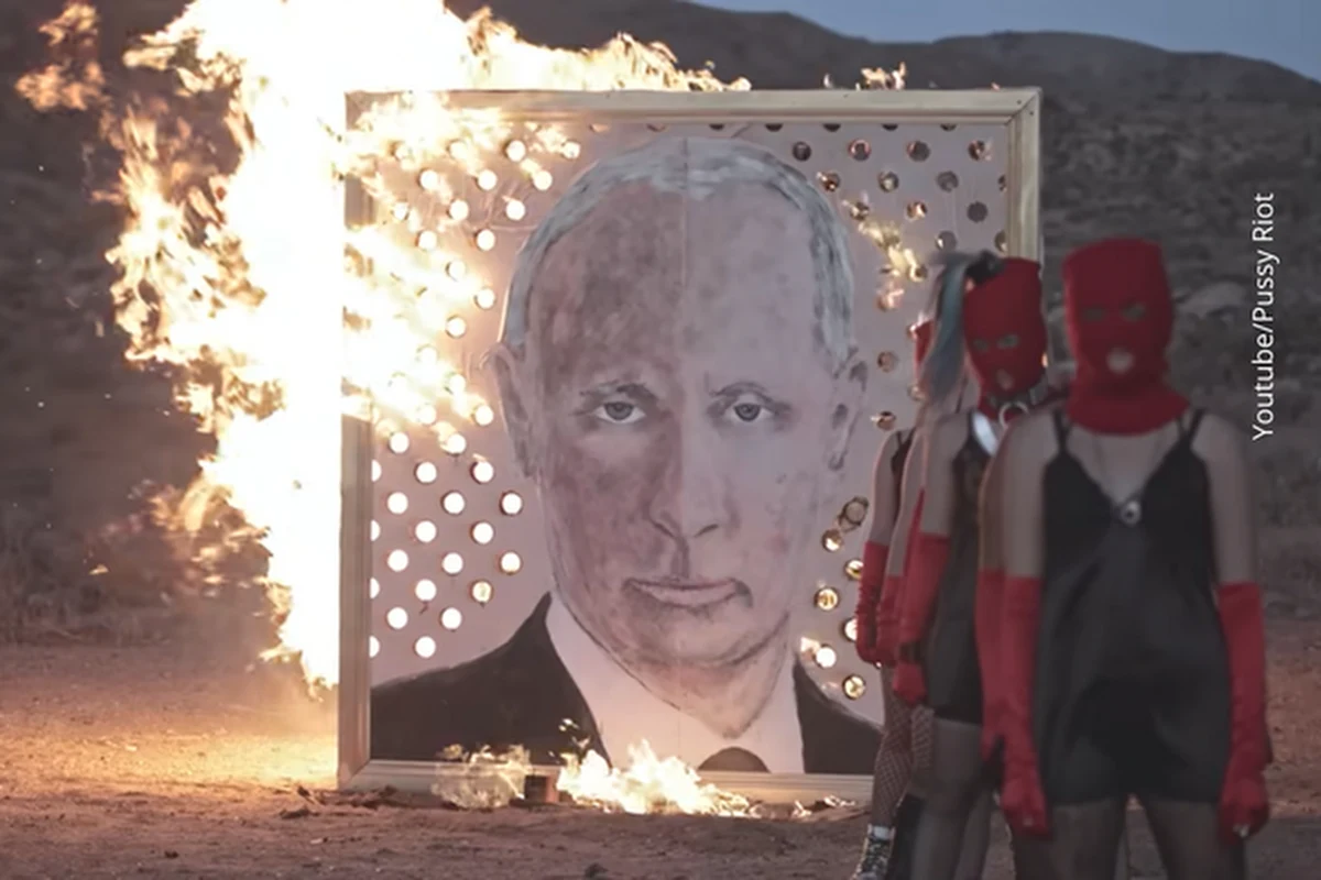 Znana z protestów antykremlowskich grupa Pussy Riot w krótkim filmie zatytułowanym "Prochy Putina" wzywa do przyłączenia się do "ruchu przeciwko najbardziej niebezpiecznemu żyjącemu dyktatorowi" i pali ogromny portret przywódcy Rosji.