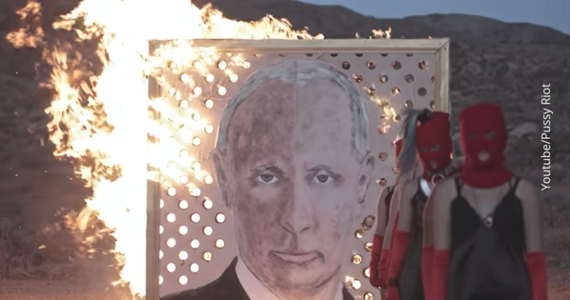 Znana z protestów antykremlowskich grupa Pussy Riot w krótkim filmie zatytułowanym "Prochy Putina" wzywa do przyłączenia się do "ruchu przeciwko najbardziej niebezpiecznemu żyjącemu dyktatorowi" i pali ogromny portret przywódcy Rosji.