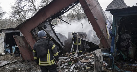 ​Cztery osoby zginęły w Kramatorsku w obwodzie donieckim na Ukrainie w wyniku uderzenia rosyjskiej rakiety w budynek mieszkalny - poinformował w nocy z czwartku na piątek na Facebooku mer Kramatorska Ołeksandr Honczarenko.