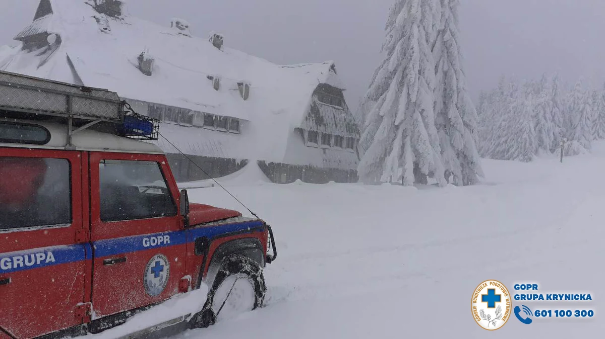 Ratownicy Grupy Krynickiej GOPR ewakuowali w czwartek czternaścioro dzieci ze schroniska na Przehybie w Beskidzie Sądeckim. Powodem były pogarszające się warunki atmosferyczne w górach. Dzieci, uczniowie szkół podstawowych, były uczestnikami obozu sportowego, mieszkały w schronisku. 