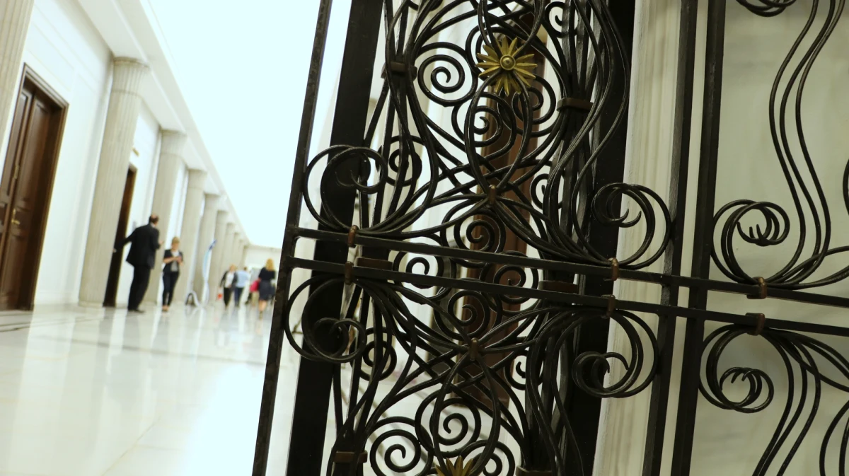 Na przyszły tydzień zwołano posiedzenia aż 16 sejmowych podkomisji stałych. Dla kilku z nich będzie to zaledwie jedno z pierwszych spotkań od początku kadencji, podobnie jak w przypadku sławnego już zespołu posła Leszka Dobrzyńskiego ds. osób z niepełnosprawnościami. W RMF FM opisywaliśmy patologiczny system dorabiania na funkcjach przewodniczących podkomisji. Niektóre zespoły powstały tylko po to, by wybrani politycy co miesiąc otrzymywali 10-procentowy dodatek funkcyjny.