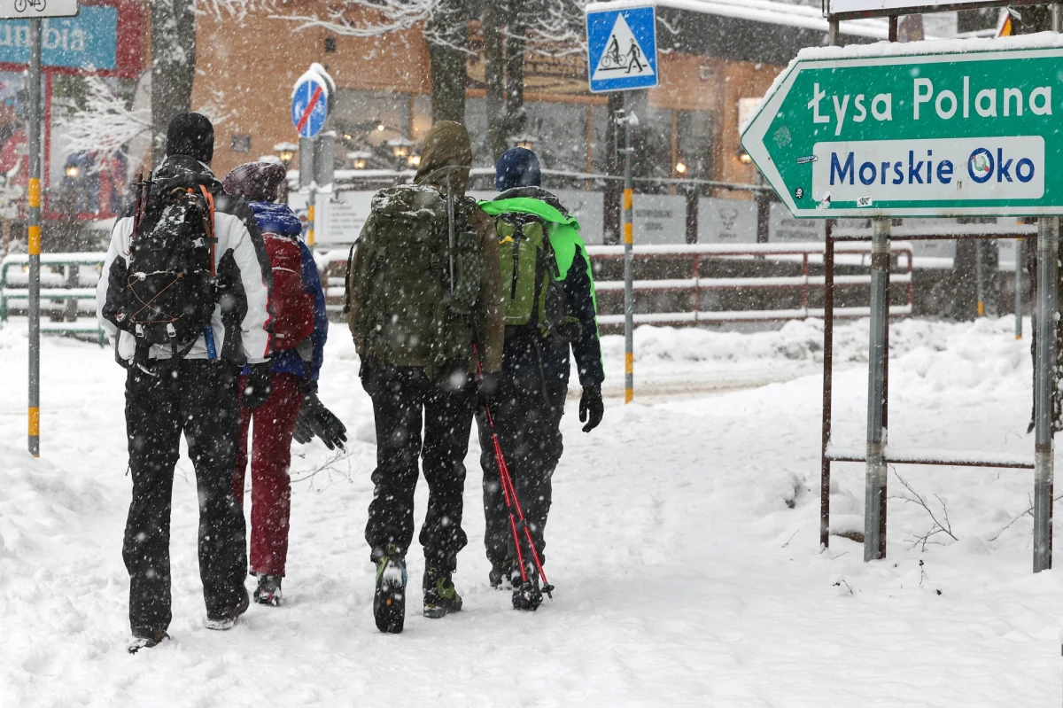 Intensywne opady śniegu spodziewane są dziś w pasie od Helu po Tatry. Na zachodzie Polski będzie silnie wiało - w Sudetach nawet do 160 km/h. Z powodu wysokiego, czwartego stopnia zagrożenia lawinowego zamknięte zostały szlaki turystyczne do Morskiego Oka oraz do Doliny Pięciu Stawów Polskich przez Dolinę Roztoki. Władze TPN odradzają turystom wyjścia w góry.