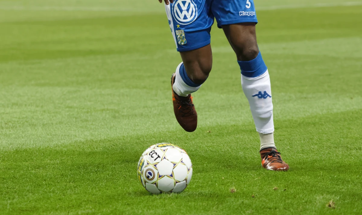 Samolot z drużyną IFK Goeteborg na pokładzie, który był w drodze do Hiszpanii, musiał lądować awaryjnie w Kopenhadze. Powodem było odkrycie przez załogę 30 napompowanych piłek grożących - jej zdaniem - eksplozją z powodu zmiany ciśnienia podczas lotu na dużej wysokości.