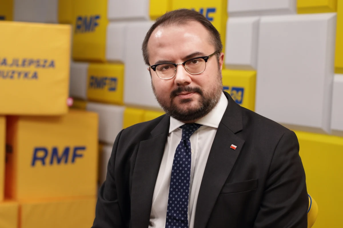 "Warunkiem jakiegokolwiek trwałego pokoju w Europie jest to, żeby Ukraina przepędziła Rosję ze swojego terytorium" - mówił w Porannej rozmowie w RMF FM wiceminister spraw zagranicznych Paweł Jabłoński. "Wyjście z twarzą agresora z tego konfliktu byłoby najgorszym scenariuszem - nie tylko, jeśli chodzi o nasze bezpieczeństwo, ale globalnie. To by pokazywało potencjalnym zainteresowanym taką agresją, że to się po prostu opłaca" - dodał. 