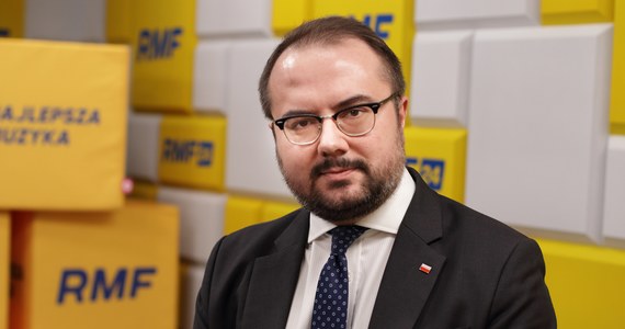 "Warunkiem jakiegokolwiek trwałego pokoju w Europie jest to, żeby Ukraina przepędziła Rosję ze swojego terytorium" - mówił w Porannej rozmowie w RMF FM wiceminister spraw zagranicznych Paweł Jabłoński. "Wyjście z twarzą agresora z tego konfliktu byłoby najgorszym scenariuszem - nie tylko, jeśli chodzi o nasze bezpieczeństwo, ale globalnie. To by pokazywało potencjalnym zainteresowanym taką agresją, że to się po prostu opłaca" - dodał. 