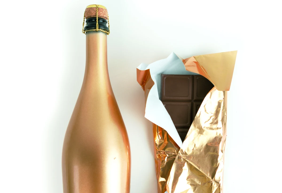 33-latek poszedł na komendę policji, zapytał m.in o to, co grozi za kradzież, a następnie wszedł do sklepu, żeby na oczach obsługi zjeść batonika i wypić dwa wina. Co więcej, mężczyzna poinformował, że poczeka na przyjazd policji, bo - w związku z tym, że wartość skradzionego przez niego towaru nie przekroczyła kwoty 500 zł - popełnił "tylko" wykroczenie. Przeliczył się jednak, bo okazało się, że dopuścił się tzw. zuchwałej kradzieży, która jest inaczej traktowana przez organy ścigania.