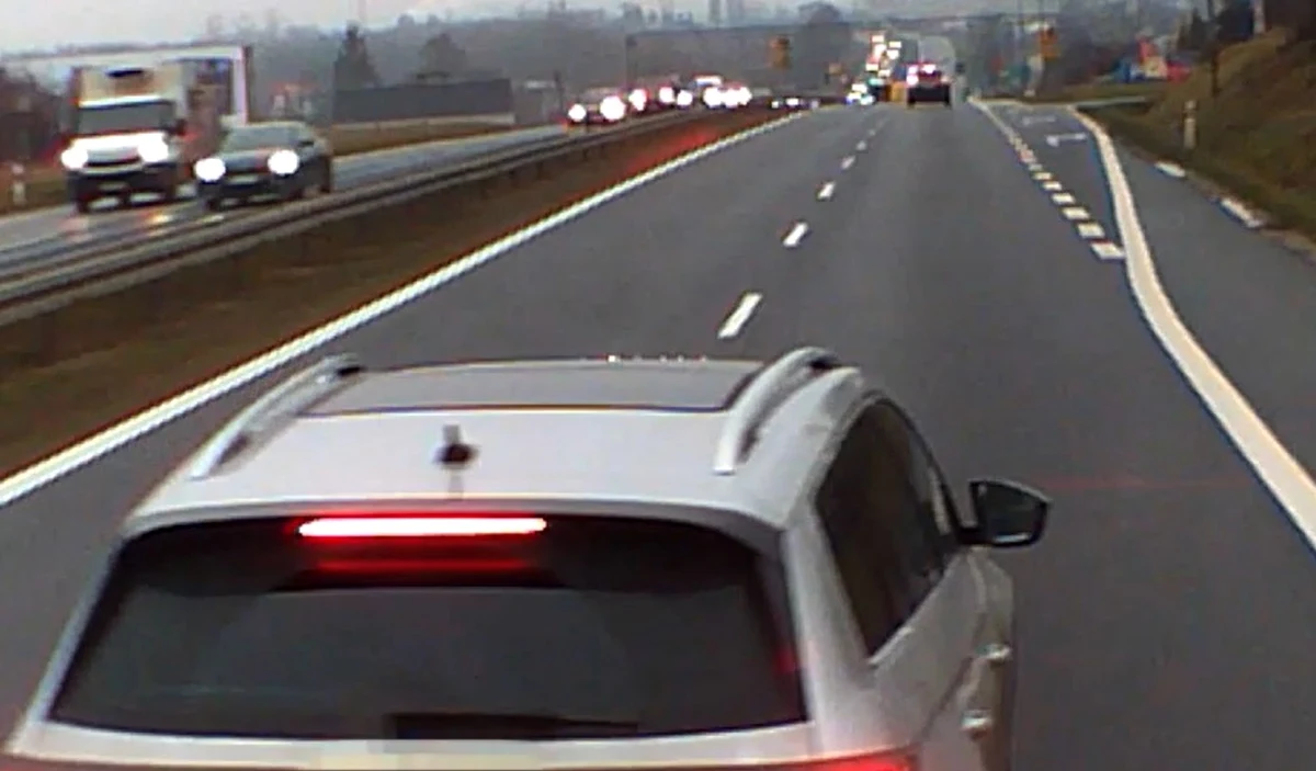 Do niebezpiecznej sytuacji na na Alei Krakowskiej w Tarczynie (woj. mazowieckie) doprowadził 43-letni kierowca osobowej skody. Zajechał ciężarówce drodze, przez co doprowadził do kolizji z pojazdem. Jak później tłumaczył policjantom, powodem zachowania miało być poirytowanie zbyt wolną jazdą ciężarówki.