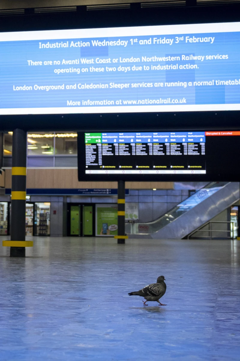 W trasy wyjedzie w piątek jedynie 1/5 brytyjskich pociągów. Strajkują związkowcy z kolei, którzy domagają się podwyżek. Negocjacje w tej sprawie utknęły jednak w martwym punkcie.