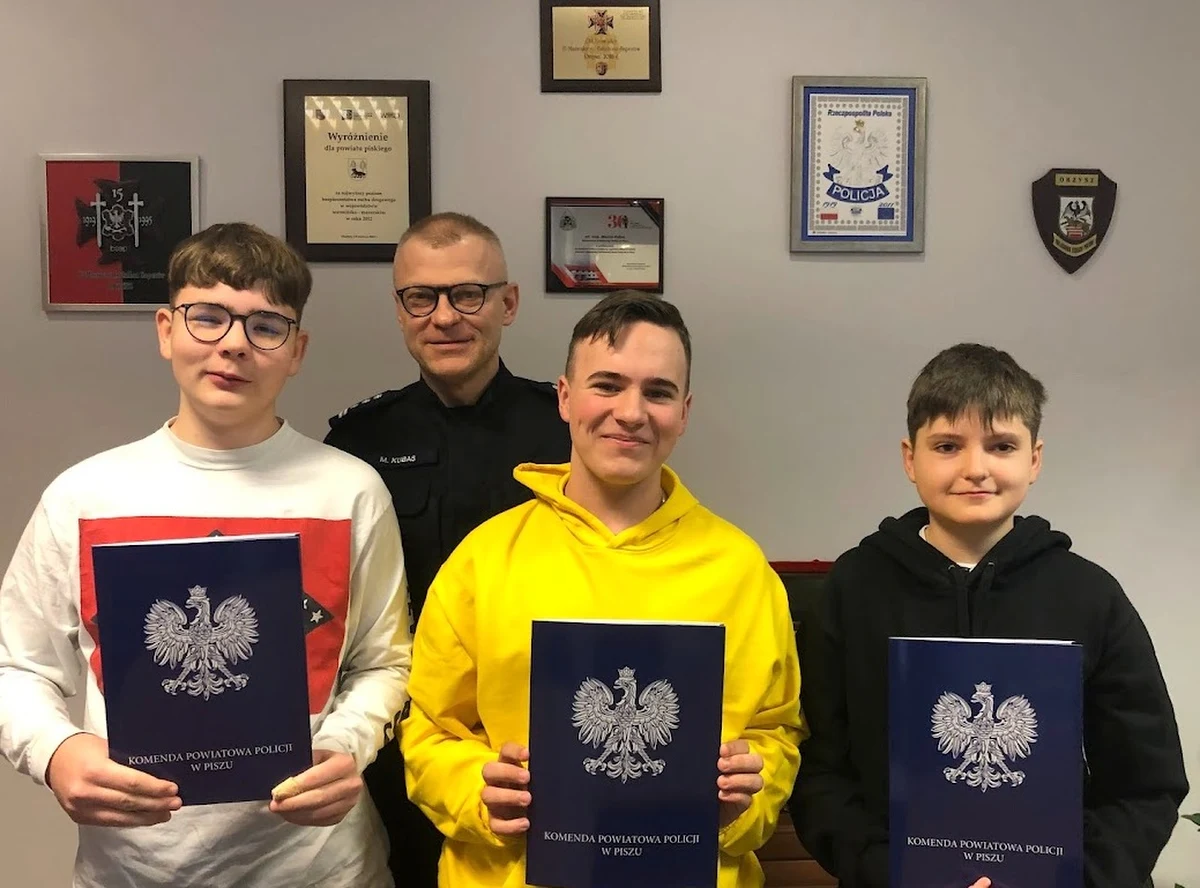 1700 złotych znajdowało się w portfelu znalezionym przez trzech 14-latków z Pisza (woj. warmińsko-mazurskie). Nastolatkowie zanieśli portfel na komendę policji.